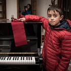 • Il piccolo Marco, 11 anni, e il suo pianoforte da salvare