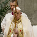 Papa Francesco e i complotti in curia. «Un'anziana ad una udienza mi disse che là dentro pregano contro di me»