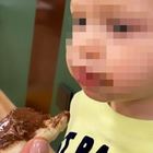 Chiara Ferragni fa assaggiare la Nutella a Leone: il piccolo "sviene" sulla sedia