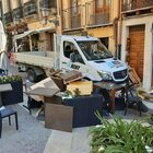 Furgone senza autista piomba sui tavolini del bar: 15 feriti, choc nel centro di Cagliari