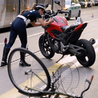 Incidente tra bici e moto a Milano, grave una ragazza di vent'anni (Fotogramma)