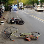 Incidente a Milano, grave una ragazza di vent'anni: sbalzata in bici dopo l'impatto con una moto