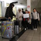 I 20 cinesi usciti dallo Spallanzani tornano a casa: «Grazie Italia»