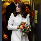 Kate Middleton incinta, dopo tre mesi di stop di nuovo in pubblico. Ma il pancione dov'è?