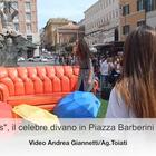Il divano di Friends arriva a Roma in Piazza Barberini: fan impazziti