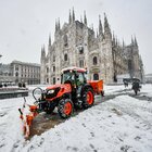 Neve nel Nord Italia, a Milano donna travolta dal crollo di un palo: alberi caduti, autostrade paralizzate