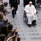 Papa Francesco: «Non mi sono ancora ripreso, fatico a leggere». Bergoglio in sedia a rotelle conferma i riti pasquali