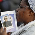 Il Papa proclama santi Paolo VI e Romero. «La ricchezza è pericolosa per la Chiesa»