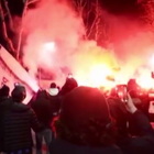 Bergamo, assembramento di tifosi davanti allo stadio per Atalanta-Real: fumogeni e petardi