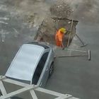 Un mini-cantiere proprio lì. Sembra uno scherzo, ma non lo è: il buongiorno con l'auto bloccata Un mini-cantiere proprio lì. Sembra uno scherzo, ma non lo è: il buongiorno con l'auto bloccata