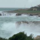 Mareggiata e vento forte: muretti crollati a Santa Caterina, allagamenti a Gallipoli