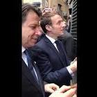 Conte e Macron a passeggio per Napoli, i passanti applaudono