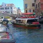 Paura a Venezia, scontro tra vaporetti: sfondato un finestrone, ferita una ragazza. «A bordo anche bambini»