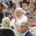 Papa Francesco preoccupato per le spese di armi, poi prega per l'Ucraina