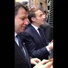 Conte e Macron a passeggio per Napoli, i passanti applaudono