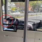 Autista Atac guida l'autobus senza mani mentre chatta sullo smartphone: individuato e sospeso