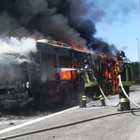 Roma, bus in fiamme: i pompieri mettono in salvo passeggeri e conducente