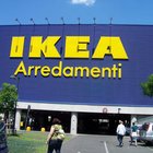 Ikea di Roma, furiosa lite e volano piatti al ristorante: bambina ferita dalle schegge