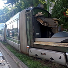 Incidente tram a Milano: urto contro un albero, crolla il pantografo. Sei feriti, anche l'autista