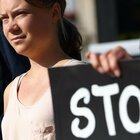 Greta Thunberg rischia l'arresto per resistenza a pubblico ufficiale dopo la protesta al porto in Svezia