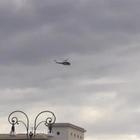 Coronavirus, a Ostia avvisi dall'elicottero: «Restate in casa» e sulla Colombo arrivano i vigili
