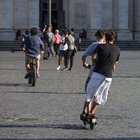 Far West monopattini a Roma, Raggi: «Rispettate le regole». E sbarcano 500 nuovi scooter elettrici in sharing