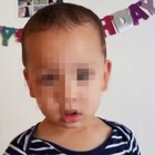 Bimbo di due anni trovato morto nell'auto del vicino: era scomparso da un giorno