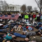 Strage in Florida, gli studenti protestano contro le armi davanti alla Casa Bianca