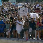 Madrid, migliaia in piazza contro le restrizioni per il Covid: tra i sostenitori anche Miguel Bosé