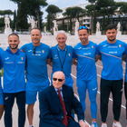 Livio Berruti abbraccia gli azzurri delle staffette: «Auguro loro il meglio per gli Europei di Roma»