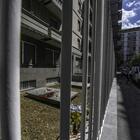 Milano, artigiano cade dal quarto piano e muore: stava montando delle tende da sole Foto