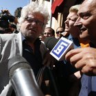 Grillo: «I dirigenti bloccano i nostri assessori». E attacca i giornalisti