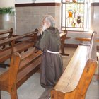 Coronavirus, morire soli, prete di Bergamo mette telefono sulla salma e prega con i parenti a casa