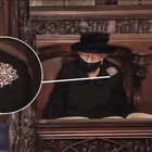 La Regina Elisabetta e il significato della spilla che indossava al funerale di Filippo: il motivo legato a Harry