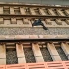 Giappone, treno ritarda per un suicidio: i passeggeri aggrediscono il macchinista e lui tenta di uccidersi