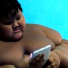 Indonesia, a dieci anni pesa 192 chili: il bimbo più obeso del mondo rischia la vita, i genitori non hanno i soldi per le cure