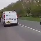 Colpisce il ciclista col furgone per sorpassarlo: autista licenziato