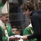 Vaticano, Zaniolo riceve una bibbia (con autografo) da Papa Francesco