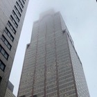 New York, elicottero si schianta su un grattacielo a Manhattan: un morto. Zona evacuata