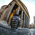 Roma, i nuovi cestini sembrano...urne cenerarie. E sul web e tra i romani è gara di scaramanzie