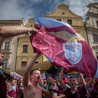 Conference League, spunta la bandiera della Lazio tra i tifosi del West Ham