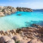 Sardegna zona bianca, modello Grecia: fioccano le prenotazioni e ora altre isole chiedono il bollino “Covid-free"