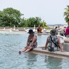 Caldo a Roma, i turisti si rinfrescano nelle fontane