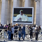 Coronavirus. Angelus con il Papa sui maxi schermi (foto Daniele Leone/Ag.Toiati)