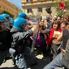 Roma, scontri tra manifestanti e polizia: studenti verso gli Stati generali della natalità fermati dagli agenti. Almeno 4 feriti, due sono poliziotti. Fermato un liceale