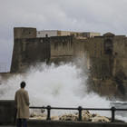 Maltempo, Napoli allagata da una bomba d’acqua: il ponte della Sanità si trasforma in piscina