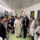 Papa Francesco fa visita ai «suoi piccoli amici»