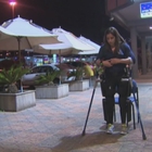 Paralizzata dalla nascita, nuotatrice paralimpica torna a camminare grazie all'esoscheletro