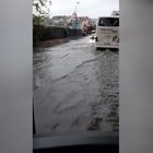 Maltempo, Napoli allagata da una bomba d’acqua: il ponte della Sanità si trasforma in piscina