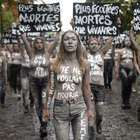 Manifestazione choc delle Femen contro i femminicidi in Francia, sfilata al cimitero di Montparnasse